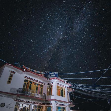Отель The Alpinist Cafe And Retreat Каза Экстерьер фото