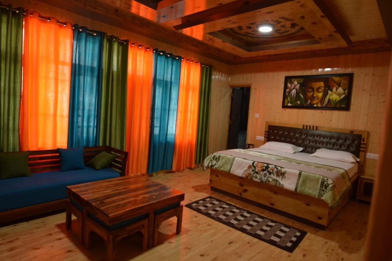 Отель The Alpinist Cafe And Retreat Каза Экстерьер фото