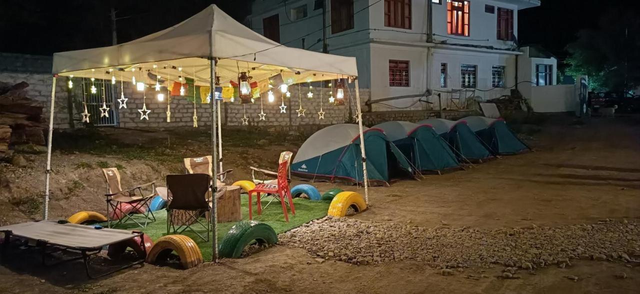 Отель The Alpinist Cafe And Retreat Каза Экстерьер фото