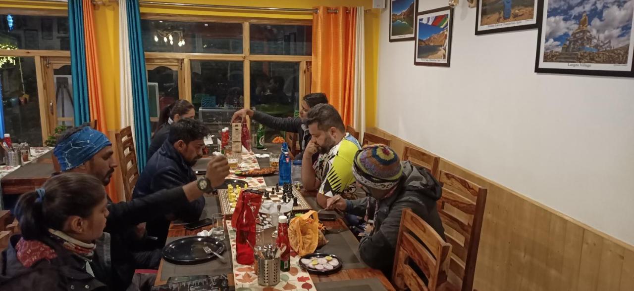 Отель The Alpinist Cafe And Retreat Каза Экстерьер фото