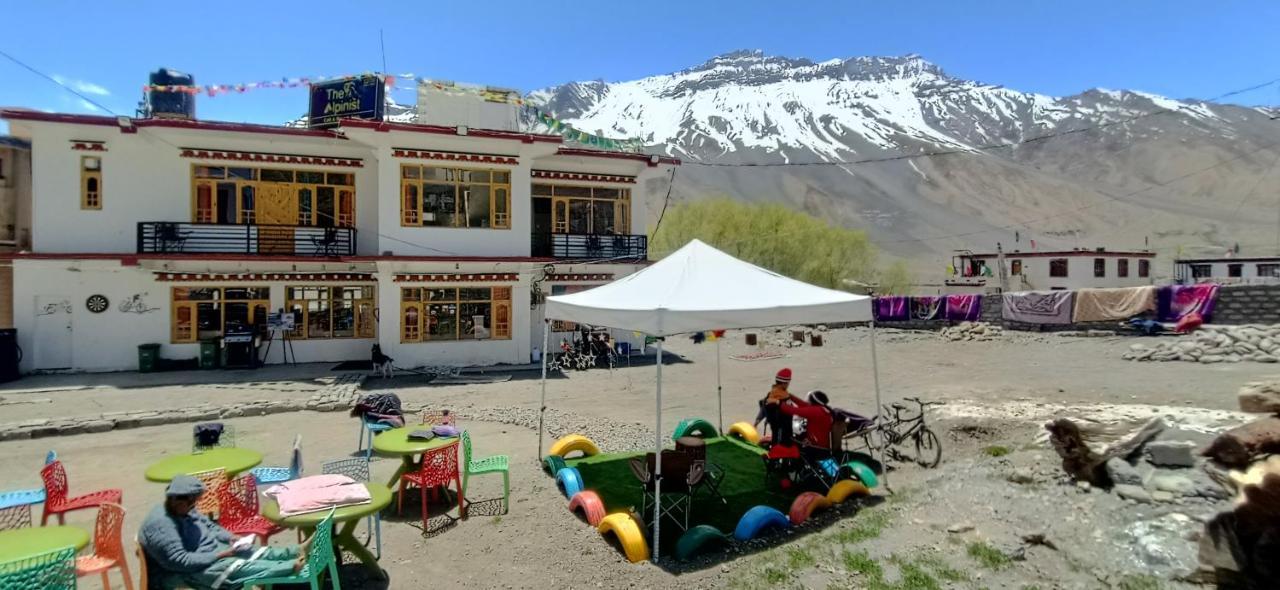 Отель The Alpinist Cafe And Retreat Каза Экстерьер фото