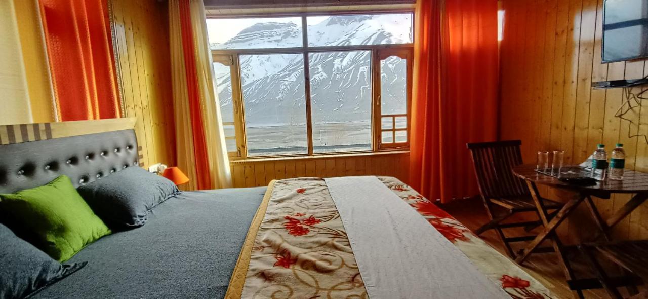 Отель The Alpinist Cafe And Retreat Каза Экстерьер фото