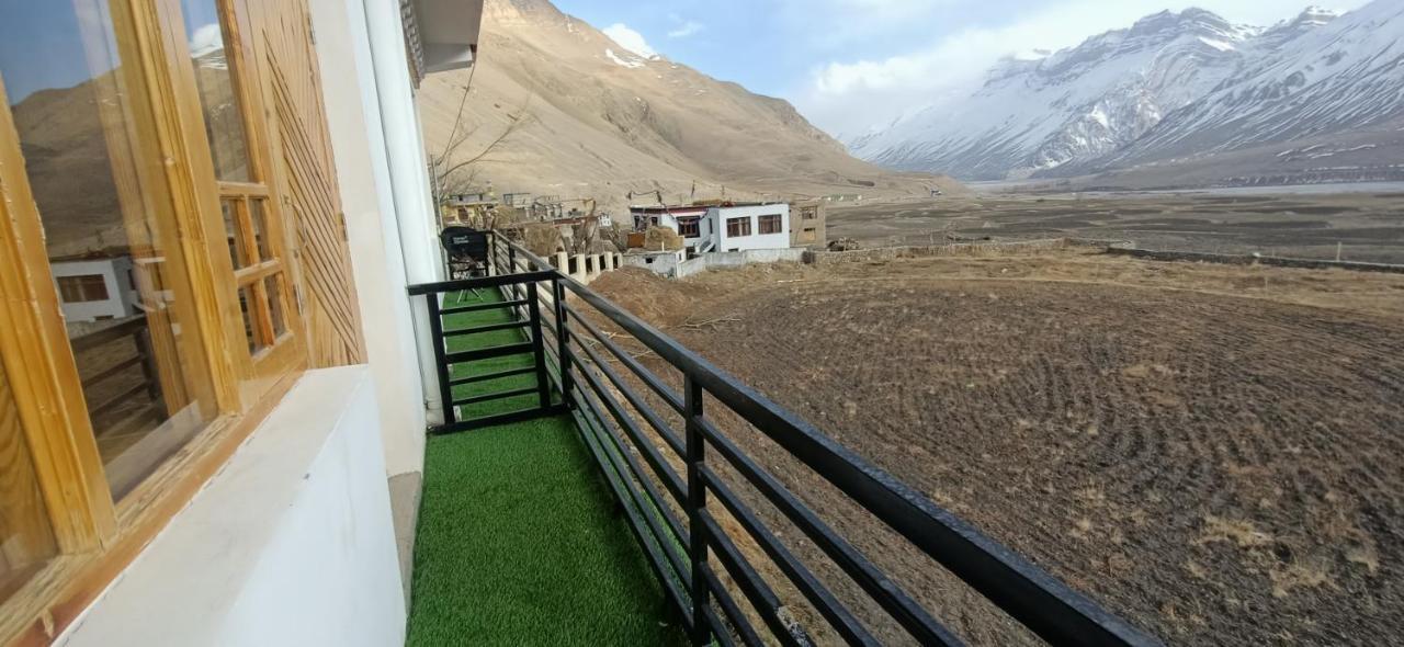 Отель The Alpinist Cafe And Retreat Каза Экстерьер фото