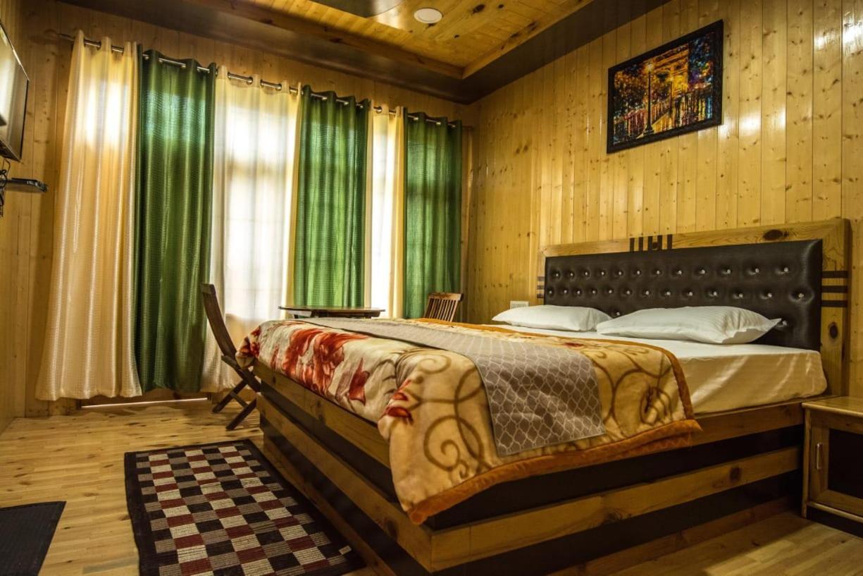 Отель The Alpinist Cafe And Retreat Каза Экстерьер фото