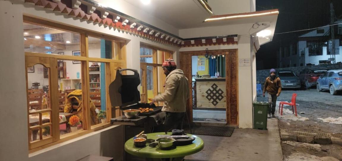 Отель The Alpinist Cafe And Retreat Каза Экстерьер фото