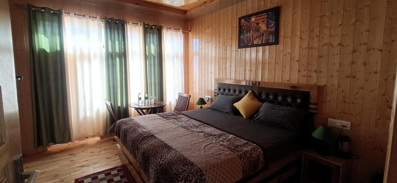 Отель The Alpinist Cafe And Retreat Каза Экстерьер фото