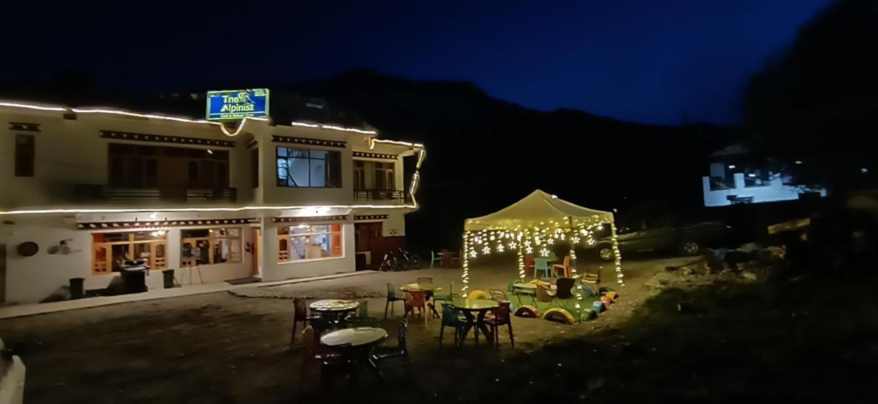 Отель The Alpinist Cafe And Retreat Каза Экстерьер фото