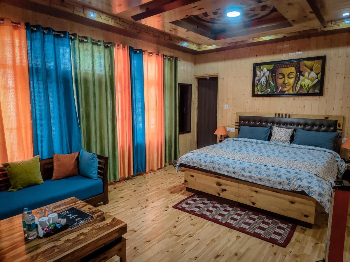 Отель The Alpinist Cafe And Retreat Каза Экстерьер фото