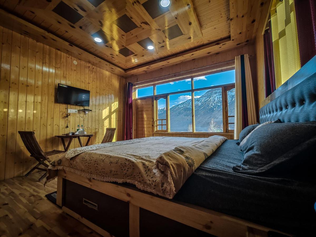 Отель The Alpinist Cafe And Retreat Каза Экстерьер фото
