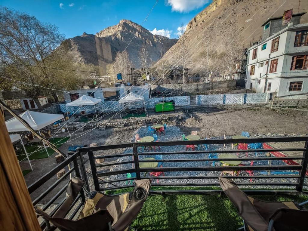 Отель The Alpinist Cafe And Retreat Каза Экстерьер фото