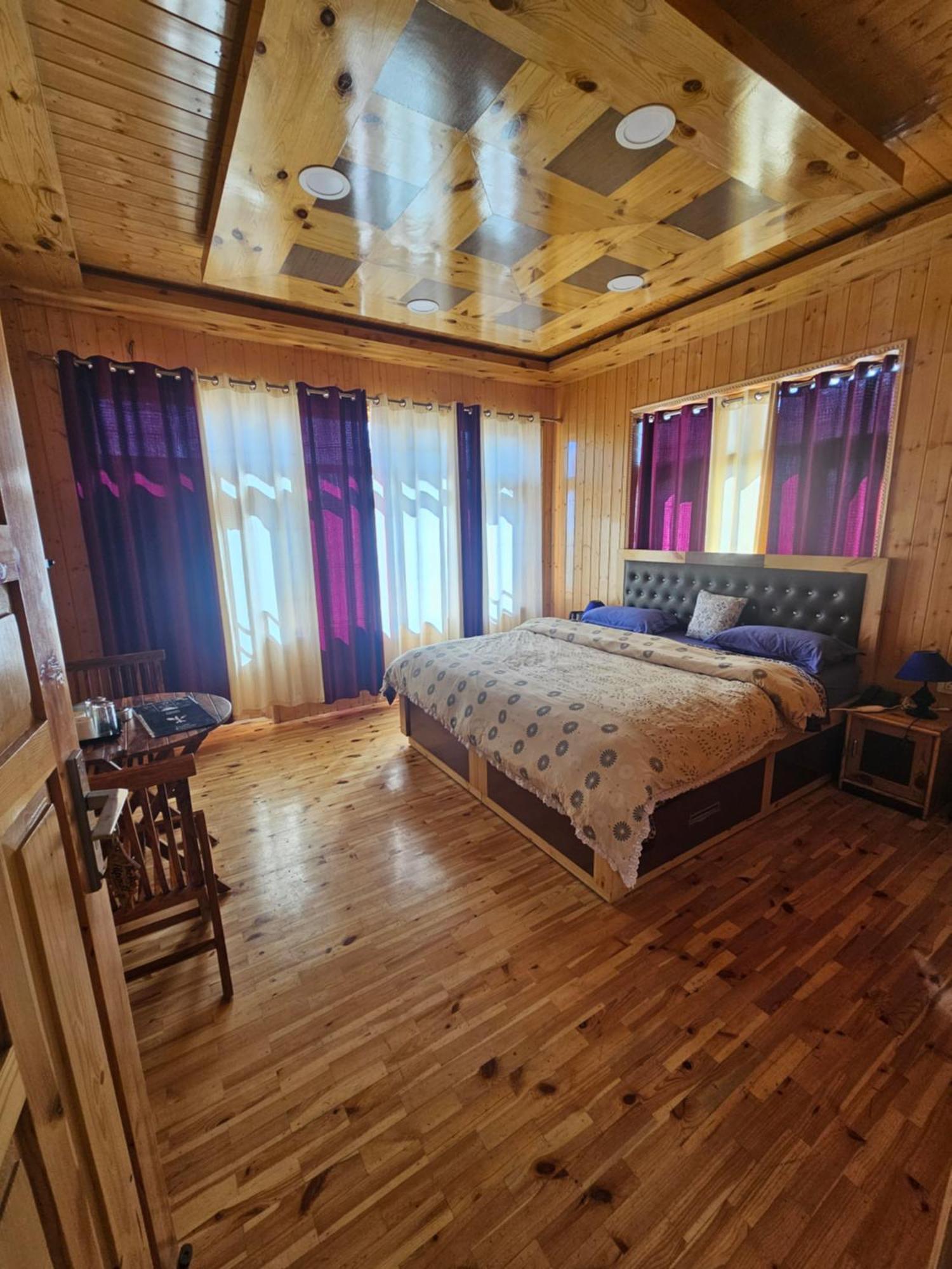 Отель The Alpinist Cafe And Retreat Каза Номер фото