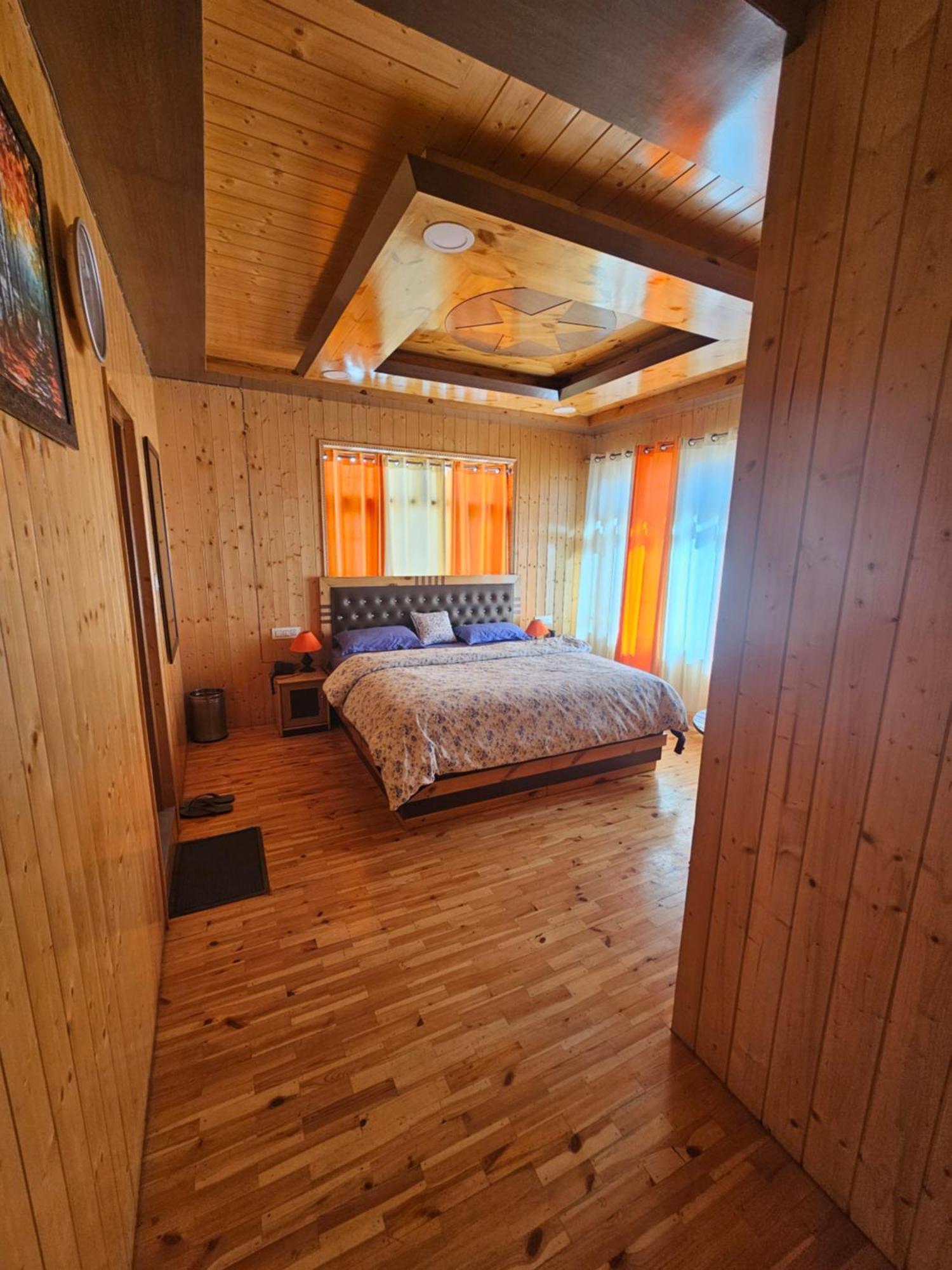 Отель The Alpinist Cafe And Retreat Каза Номер фото