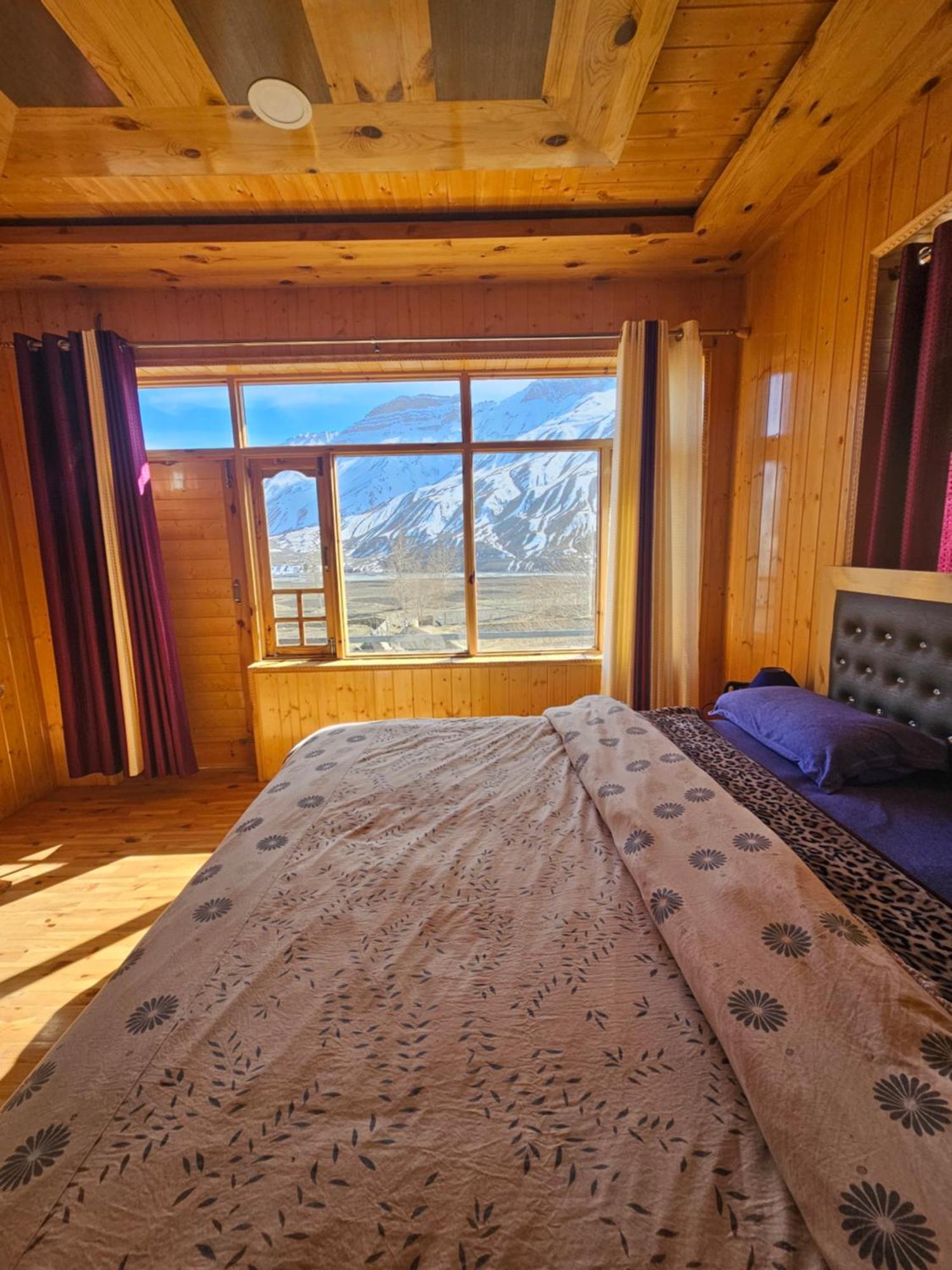 Отель The Alpinist Cafe And Retreat Каза Номер фото