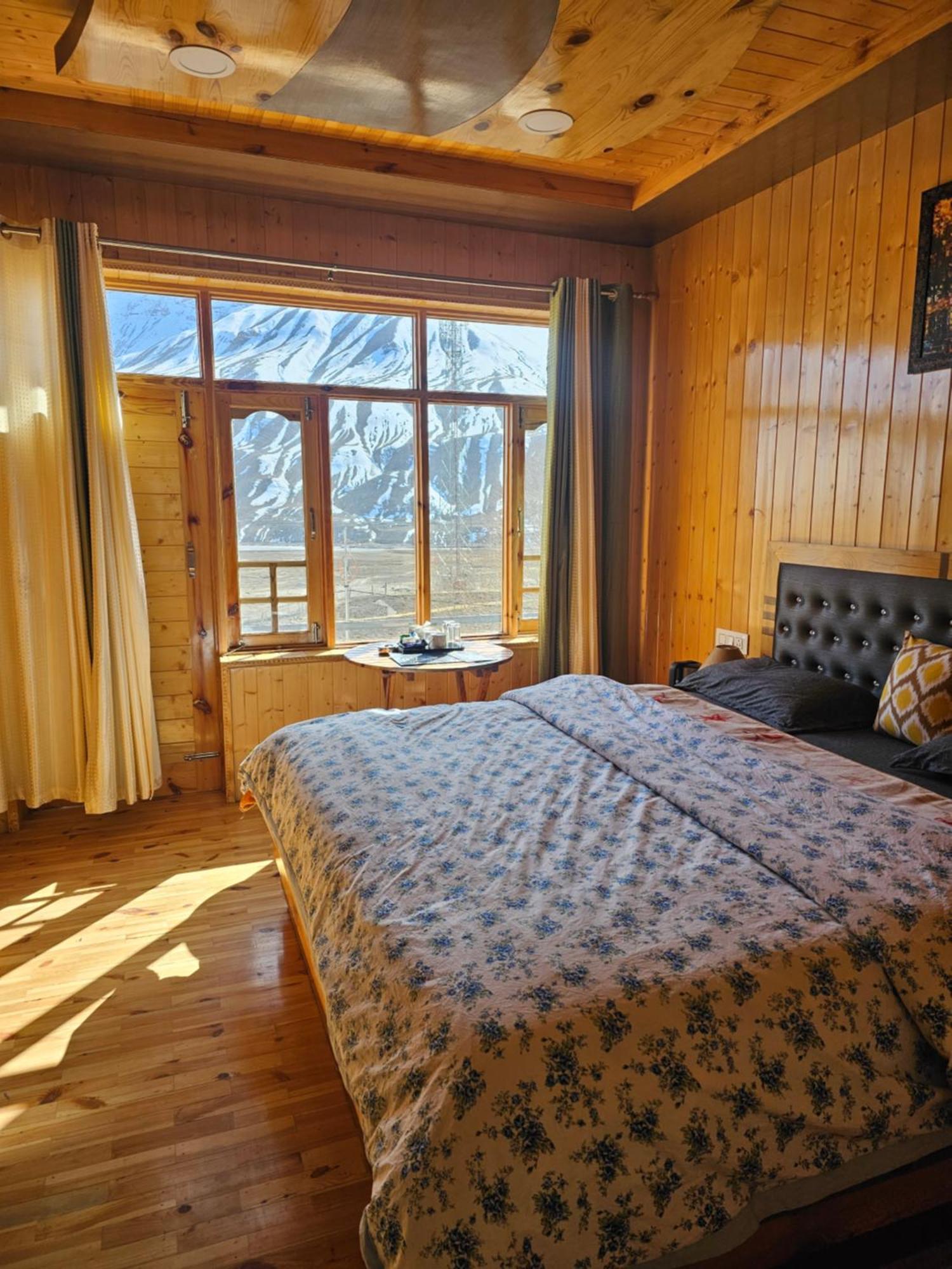 Отель The Alpinist Cafe And Retreat Каза Номер фото