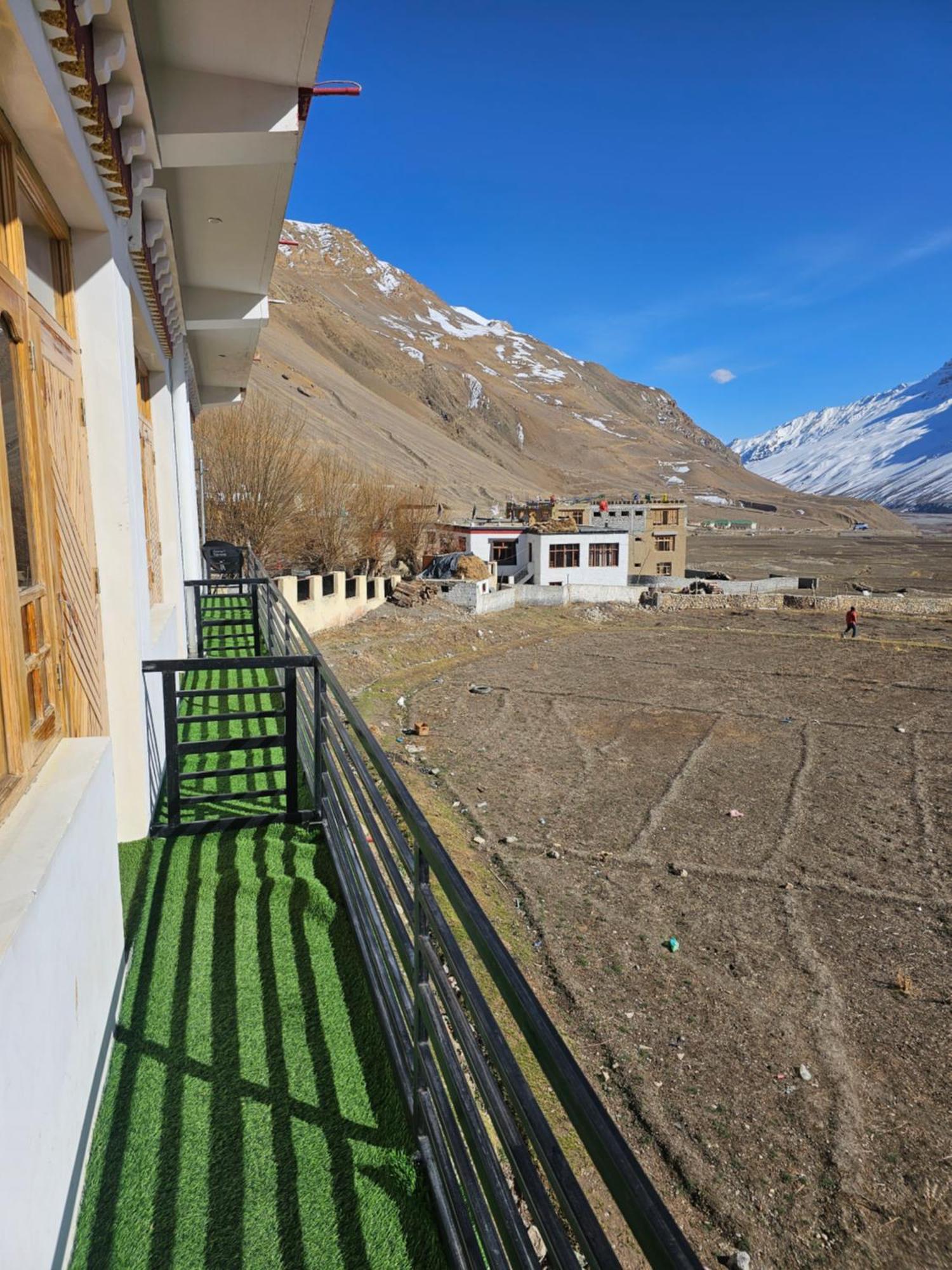 Отель The Alpinist Cafe And Retreat Каза Номер фото