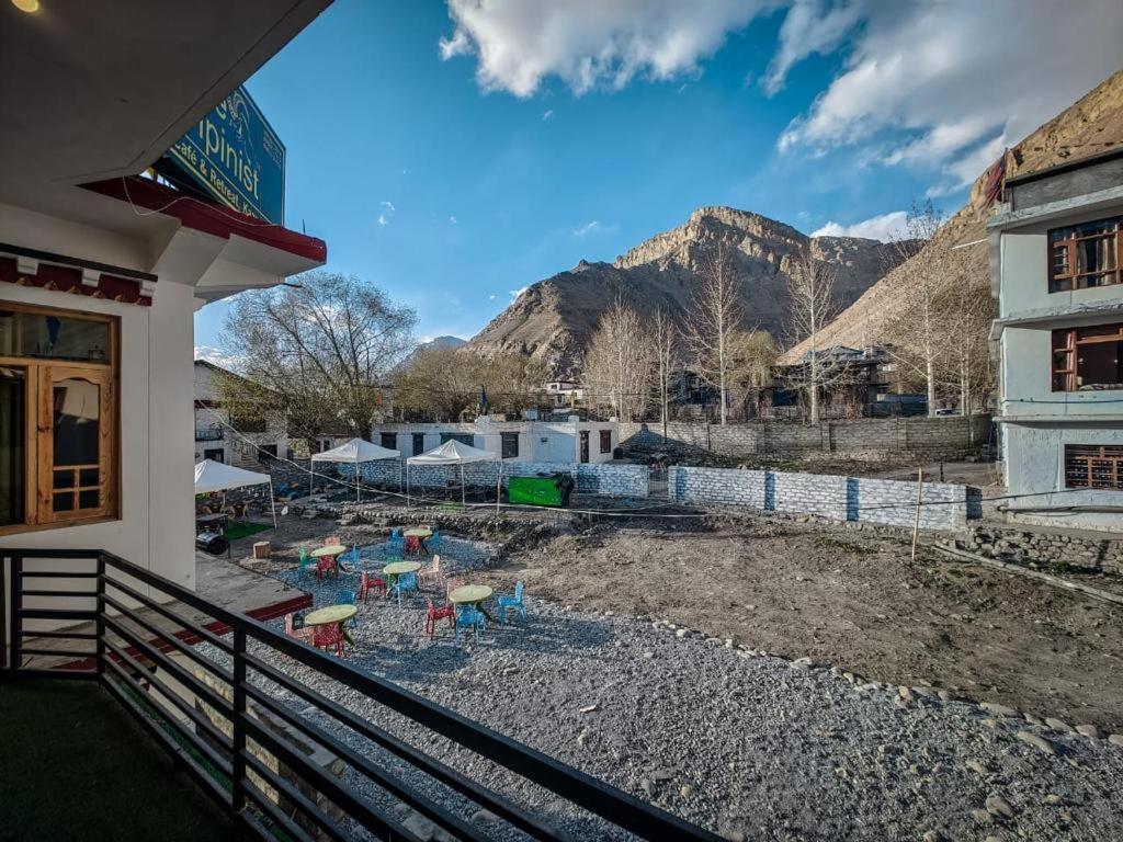 Отель The Alpinist Cafe And Retreat Каза Номер фото