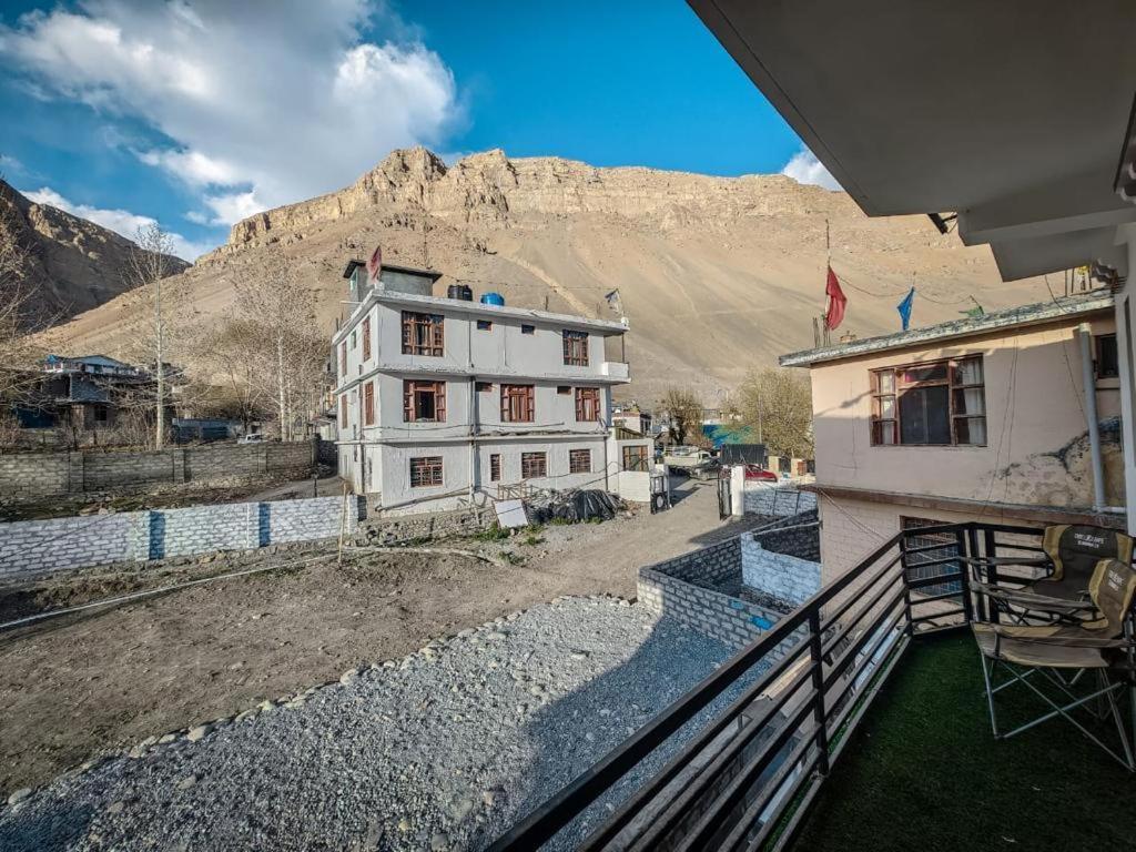 Отель The Alpinist Cafe And Retreat Каза Номер фото