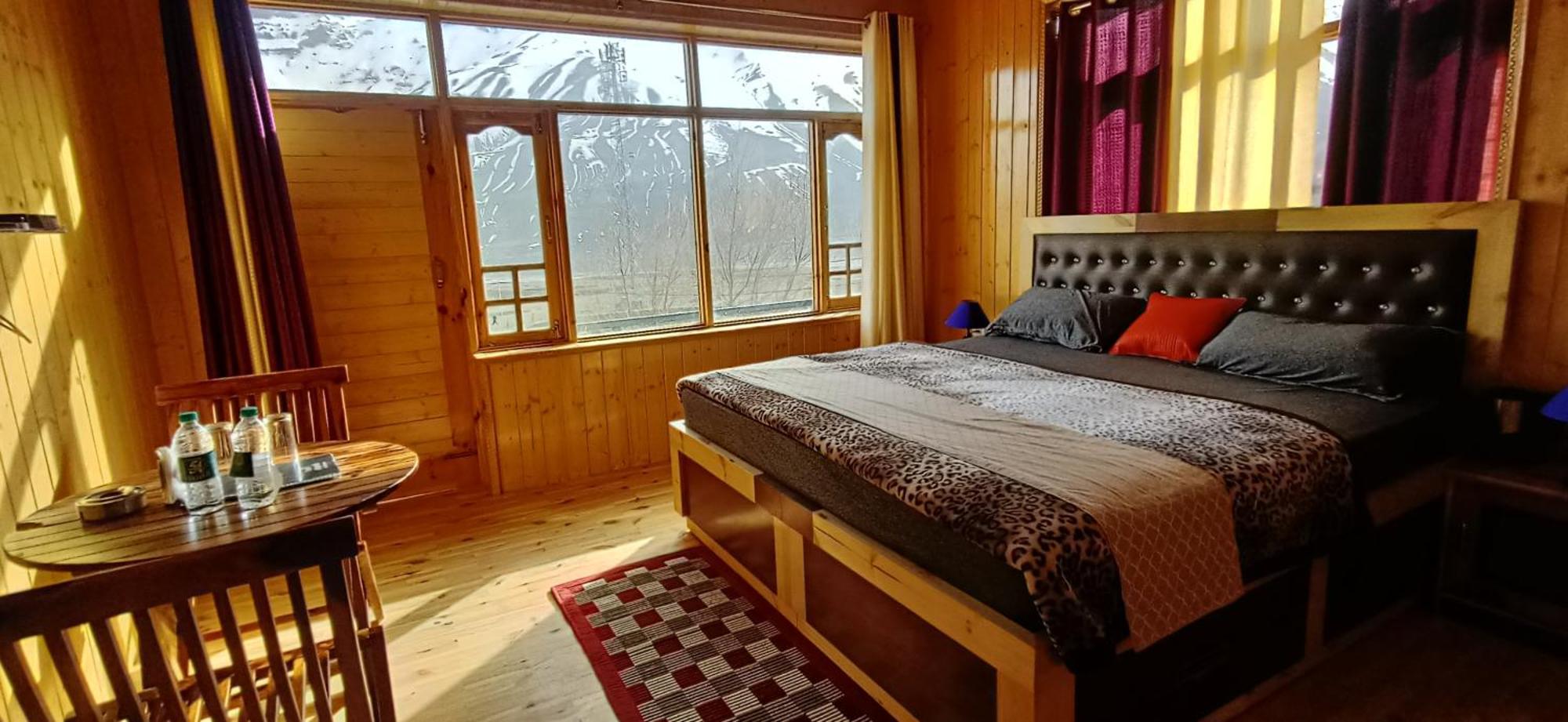 Отель The Alpinist Cafe And Retreat Каза Номер фото