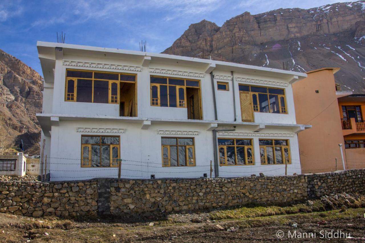 Отель The Alpinist Cafe And Retreat Каза Экстерьер фото