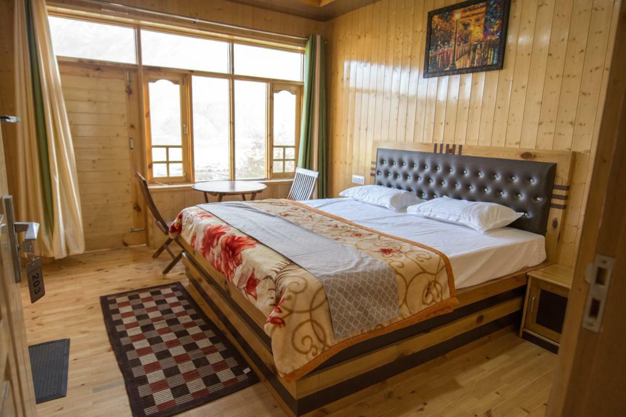 Отель The Alpinist Cafe And Retreat Каза Экстерьер фото