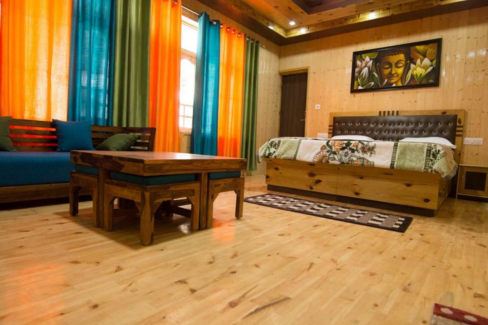 Отель The Alpinist Cafe And Retreat Каза Экстерьер фото