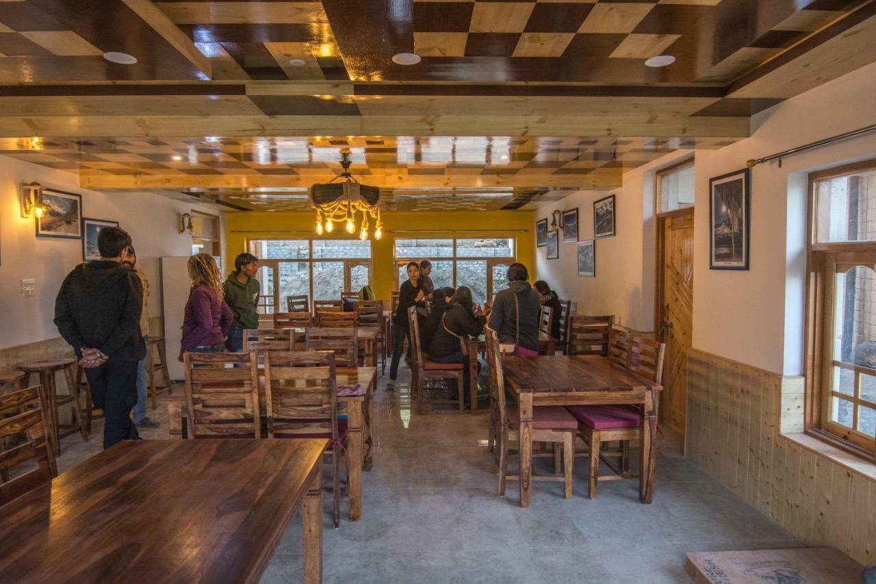 Отель The Alpinist Cafe And Retreat Каза Экстерьер фото