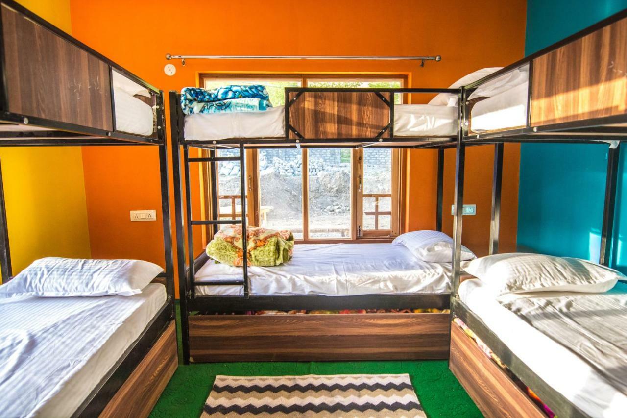 Отель The Alpinist Cafe And Retreat Каза Экстерьер фото