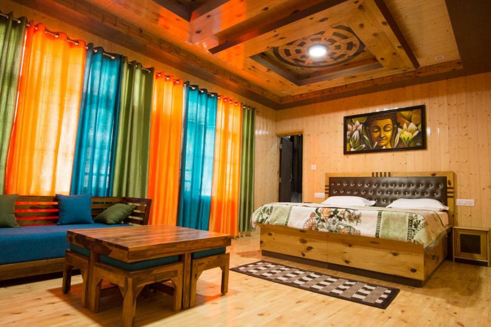 Отель The Alpinist Cafe And Retreat Каза Экстерьер фото