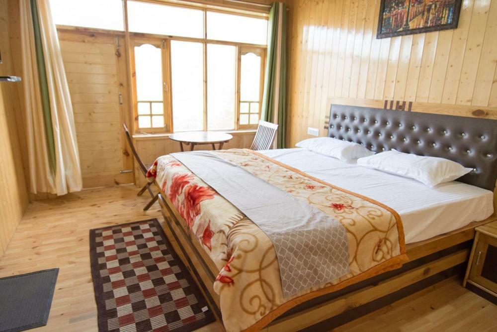 Отель The Alpinist Cafe And Retreat Каза Экстерьер фото